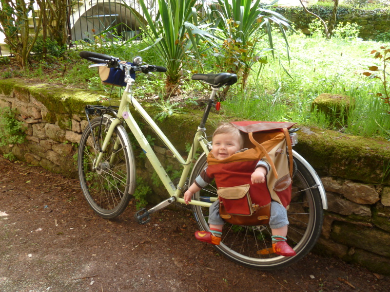 Comment installer sacoches vélo et porte-bébé sur le porte-bagages ?
